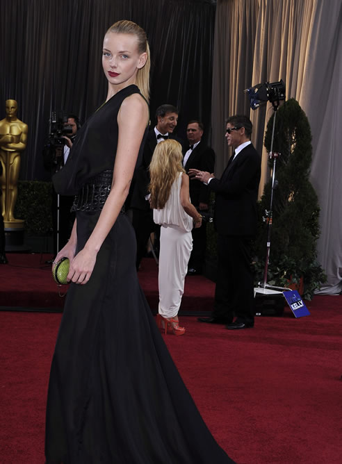 La modelo holandesa Dorith Mous posa en la alfombra roja a su llegada para la ceremonia de entrega de los premios Óscar