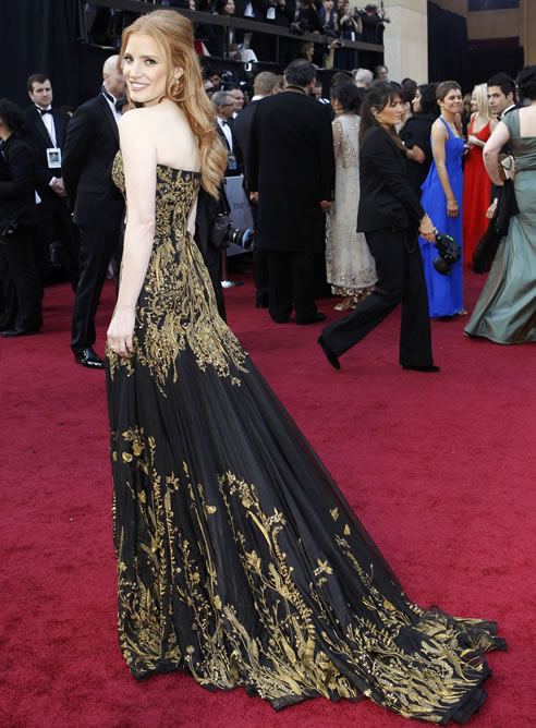 Jessica Chastain de negro y dorado, colores siempre adecuados en unos Oscar. De McQueen