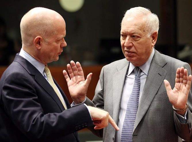 El ministro español de Exteriores, José Manuel García-Margallo charla con su homólogo británico, William Hague, antes de comenzar una reunión de los ministros de Asuntos Exteriores de la Unión Europea centrada en el conflicto en Siria (EFE)