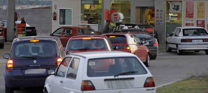 El cobro del conocido como céntimo sanitario generó colas de vehículos en muchas gasolineras de Castilla y León un día antes de su entrada en vigor