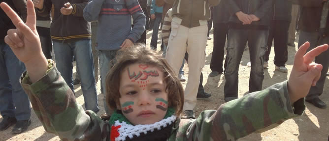 Un niño en una manifestación contra el régimen del presidente sirio Bashar Al-Assad