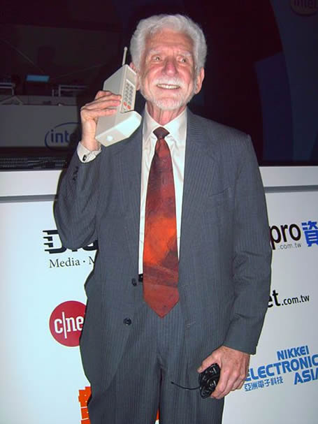 El primer móvil de la historia. El Motorola DynaTAC 8000x, salió al mercado el 6 de marzo de 1983