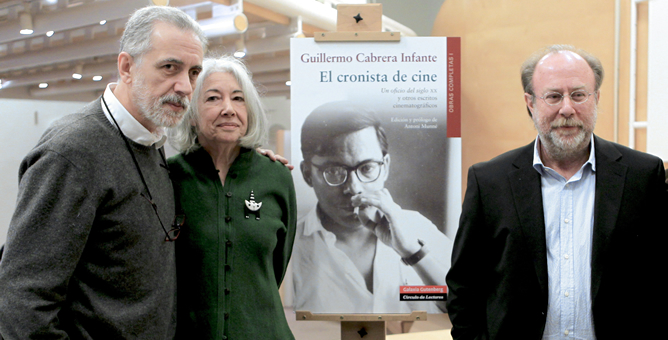 Fernando Trueba, Miriam Gómez -viuda de Cabrera Infante- y el editor Toni Muné, durante la presentación de 'El cronista de cine'