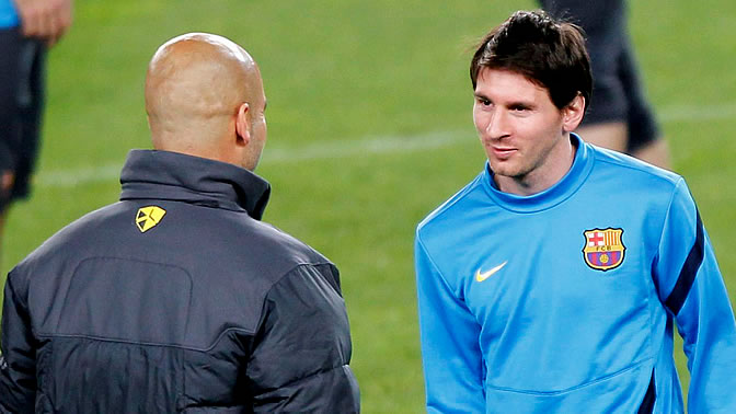 Guardiola y Messi charlan durante un entrenamiento
