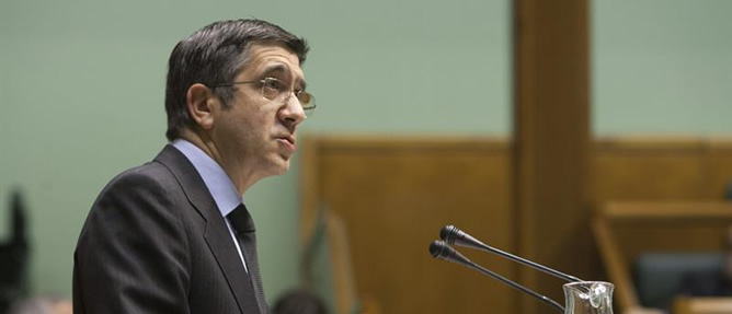 El lehendakari, Patxi López, durante su intervención en el pleno del Parlamento Vasco este jueves