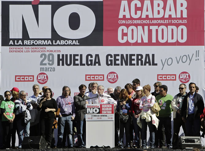 El líder de CCOO, Ignacio Fernández Toxo, pronuncia su discurso al final en la Puerta de Alcalá