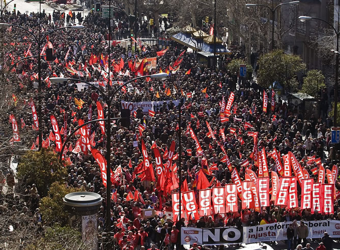 La manifestación convocada contra la reforma laboral y los recortes sociales a su paso por el Paseo de la Independencia de Zaragoza