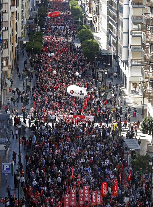 Vista general de la manifestación convocada por los sindicatos en Valencia contra la reforma laboral
