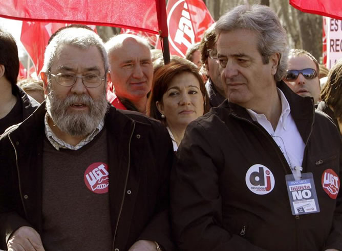 La portavoz socialista en el Congreso, Soraya Rodríguez, entre el líder de UGT, Cándido Méndez y el secretario general de UGT en Madrid, José Ricardo Martínez, durante la manifestación