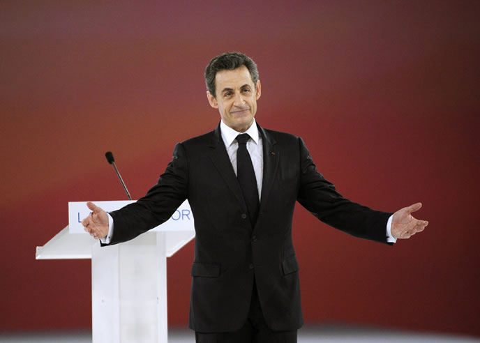 Nicolas Sarkozy agradece el aplauso durante el gran gran mitin que ha ofrecido ante 50.000 simpatizantes en Villepinte, a las afueras de París (EFE)