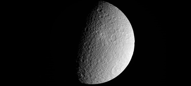 La NASA presentó nuevas imágenes de la segunda luna más grande de Saturno, Rhea