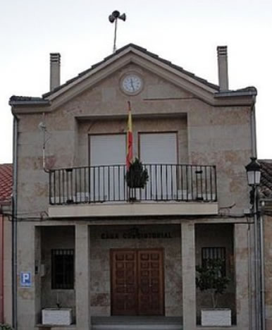 Fachada del ayuntamiento de Peleas de Abajo, un pueblo zamorano de 241 habitantes que se ha ganado el oneroso calificativo de "pueblo más endeudado de España"