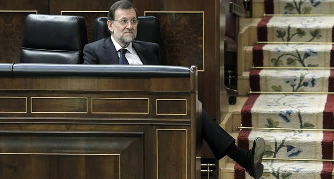 El presidente del Gobierno, Mariano Rajoy, escucha desde su escaño una de las intervenciones durante el pleno del Congreso de los Diputados