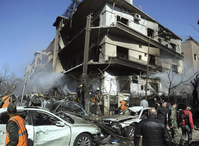 Escenario de un atentado con coche bomba perpetrado en Damasco (Siria), causando la muerte de un número indeterminado de civiles y policías (SANA)