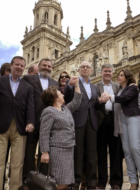 El ministro Cristóbal Montoro junto al alcalde de Jaén y varios concejales ante la catedral de Jaén (EFE)