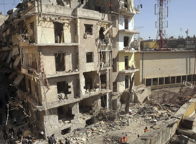 Oficiales de seguridad inspeccionan el lugar donde se ha producido una explosión en un área residencial de Al-Sulaimanya en Alepo (EFE)