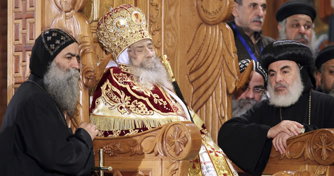 Decenas de miles de personas despiden al papa copto Shenuda III en El Cairo  | Internacional | Cadena SER