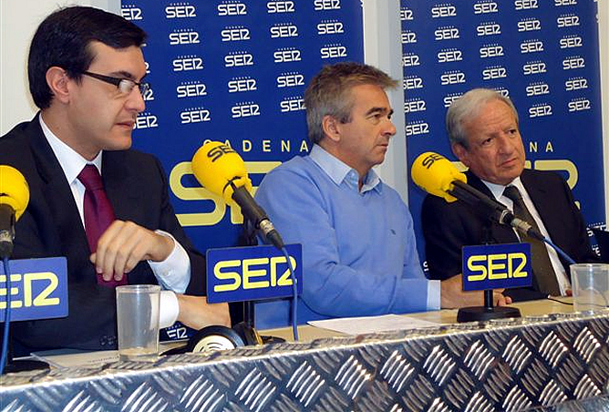 El director de 'Hoy por Hoy', entre el presidente del TC -derecha- y el secretario de Estado de Relaciones con la Cortes El director de 'Hoy por Hoy', entre el presidente del TC -derecha- y el secretario de Estado de Relaciones con la Cortes