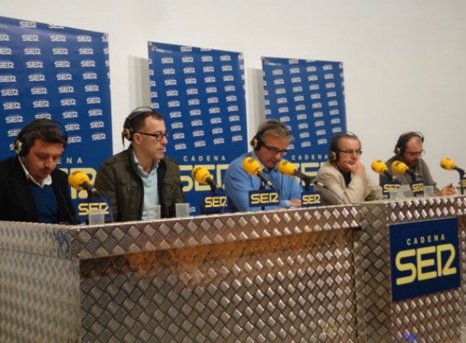 Carles Francino comenta la actualidad en el arranque del programa especial de 'Hoy por Hoy' desde Cádiz con motivo del 200 aniversario de 'La Pepa' Carles Francino comenta la actualidad en el arranque del programa especial de 'Hoy por Hoy' desde Cádiz con motivo del 200 aniversario de 'La Pepa'