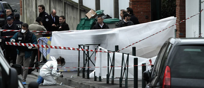 La Policía francesa inspecciona el exterior de la escuela judía Ozar Hatorah en Toulouse, al sur de Francia