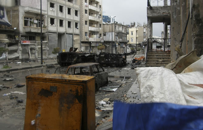 Vehículos y edificios destrozados en las calles de Homs tras la ofensiva del régimen sirio