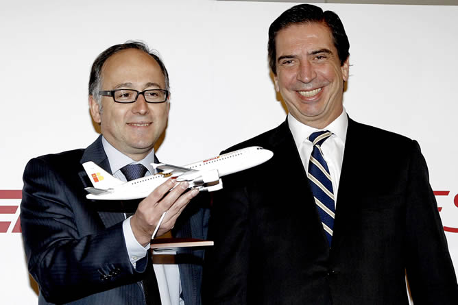 El consejero delegado de Iberia Express, Luis Gallego (i), y el consejero delegado de Iberia, Rafael Sánchez-Lozano (d), durante la presentación de la aerolínea de bajo coste de Iberia