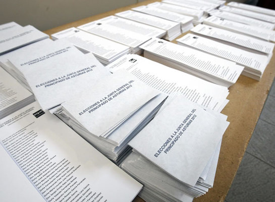 FOTOGALERIA: Papeletas electorales en un colegio de Gijón