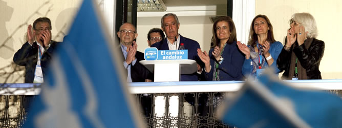 El candidato a presidente de la Junta de Andalucía por el PP, Javier Arenas, acompañado por los ministros de Hacienda, Cristobal Montoro, y la de Empleo, Fatima Bañez, saluda a los simpatizantes que han acudido a la sede del partido en Sevilla
