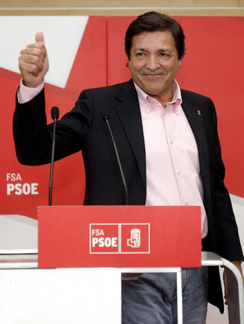 El candidato del PSOE a la Presidencia del Principado de Asturias, Javier Fernández, tras su comparecencia esta noche en la sede socialista en Oviedo, después de conocer su victoria electoral