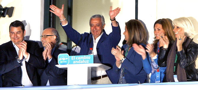 Arenas  saluda a los simpatizantes en la sede del PP de Sevilla tras no lograr la mayoría absoluta en las últimas elecciones