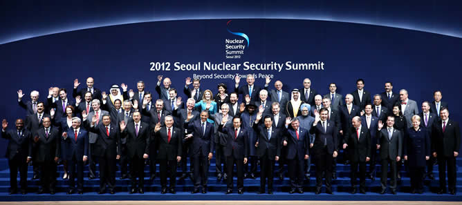 Foto de familia en la Cumbre Nuclear de Seúl