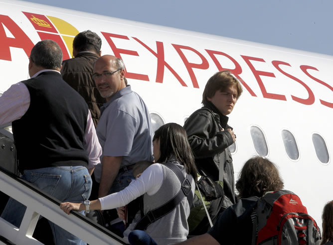Pasajeros del vuelo inaugural de Iberia Express, la compañía de bajo coste de Iberia que despegó el domingo (EFE)