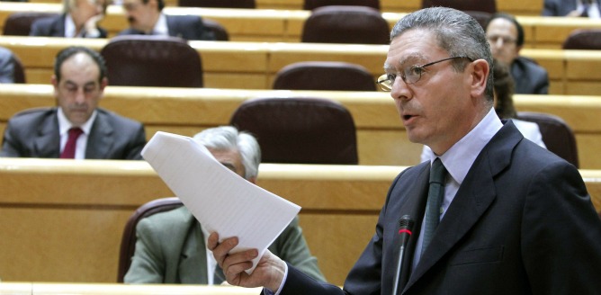 El ministro de Justicia, Alberto Ruiz-Gallardón, responde a la pregunta del parlamentario del PNV Joseba Zubia sobre las medidas a adoptar sobre las filtraciones de los sumarios judiciales