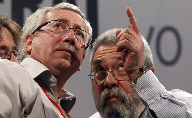 Ignacio Fernández Toxo y Cándido Méndez, en la Puerta del Sol tras la manifestación en Madrid