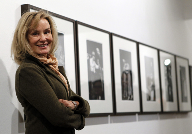La actriz Jessica Lange, junto a sus fotografías en la Casa de América de Madrid