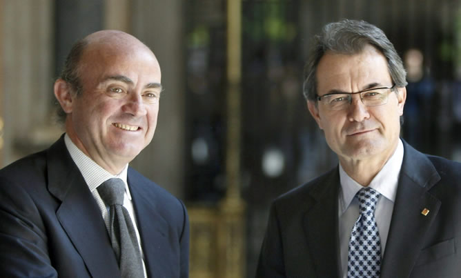 El presidente de la Generalitat de Cataluña, Artur Mas, saluda al ministro de Economía y Competitividad, Luis de Guindos, con quien se ha reunió el 27 de marzo, en Barcelona (Imagen de archivo)