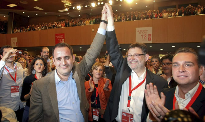 Jorge Alarte levanta la mano a Ximo Puig tras conseguir éste último la victoria en la elección del secretario general del PSPV-PSOE en el 12 congreso nacional