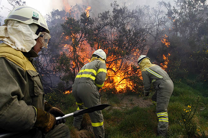 Efectivos de la UME (Unidad Militar de Emergencias) participan en los trabajos para sofocar el incendio forestal que se registra en las Fragas do Eume