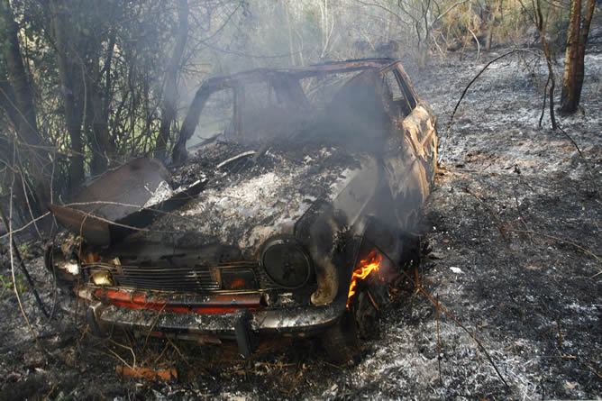 Un coche calcinado en el incendio forestal de las Fragas do Eume