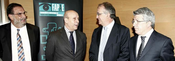 Pedro Pérez conversa con el ministro José Ignacio Wert ante los productores Cerezo y G. Macho