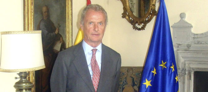 Pedro Morenés posando en la residencia del embajador de España en Roma