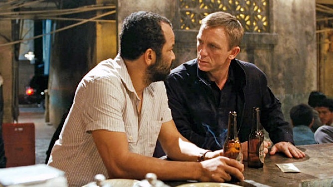 Daniel Craig y Jeffrey Wright beben cerveza en una escena de 'Quantum of solace' (2008)