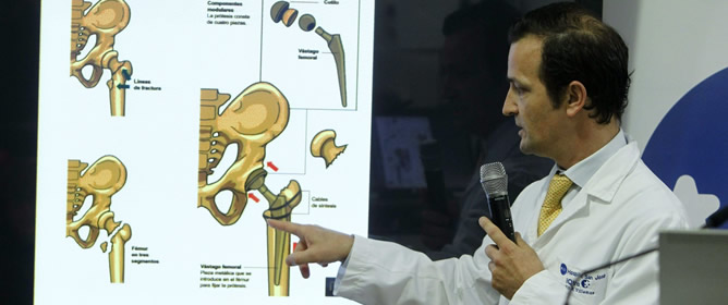 El doctor Ángel Villamor, que ha llevado a cabo esta madrugada la intervención quirúrgica de cadera a don Juan Carlos, explica esta tarde a los medios de comunicación los detalles de la operación.