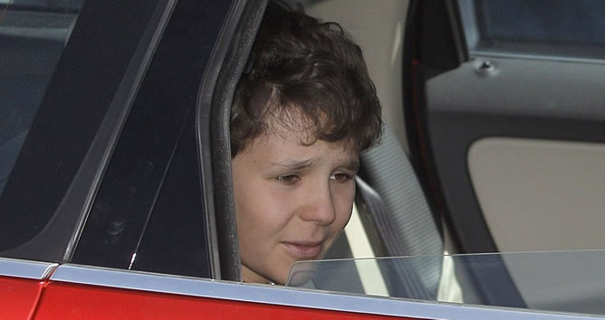 l hijo de la infanta Elena, Felipe Juan Froilán, abandona el hospital Quirón de Madrid