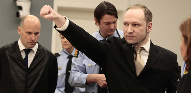 Anders Behring Breivik ha saludado con el brazo derecho en alto y el puño cerrado al entrar en el juicio