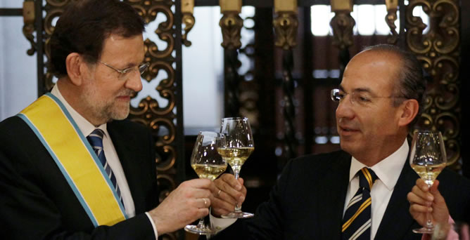 Los presidentes de España y México, Mariano Rajoy y Felipe Calderón, respectivamente, brindan durante una cena en honor Rajoy en el palacio nacional de Ciudad de México