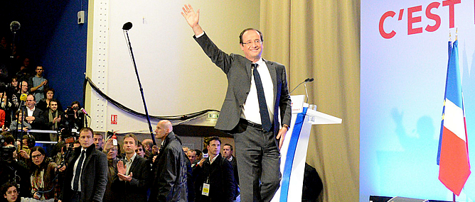 El candidato presidencial por el Partido Socialista (PS) francés, Francois Hollande, saluda a seguidores hoy, domingo 22 de abril de 2012, durante la primera ronda de las elecciones presidenciales francesas en Tulle (Francia).