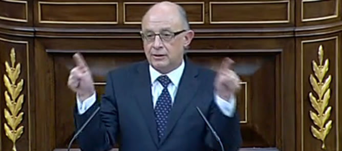 El ministro de Hacienda, Cristóbal Montoro, defiende sus presupuestos desde la tribuna del Congreso