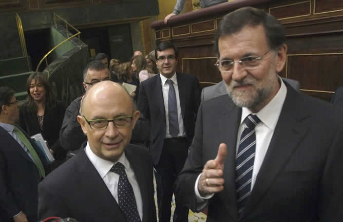 Cristóbal Montoro y Mariano Rajoy, antes del inicio del debate en el Congreso de las enmiendas a la totalidad a los presupuestos