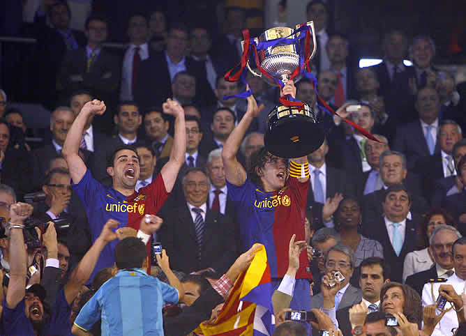 Xavi y Puyol levantan la 25ª Copa del Barcelona